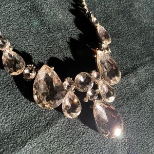 Zi collection. White gemstone necklace with earrings.